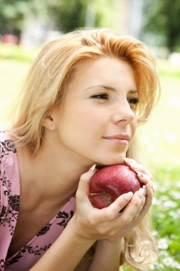 genç kadın bir çayır üzerinde rahatlatıcı