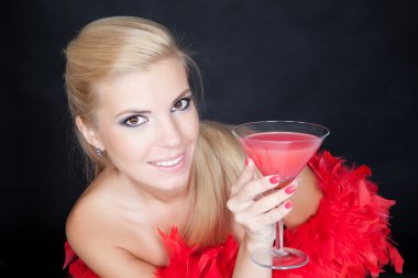 martini kadehi ile sarışın genç kadın portresi yukarı kapatın