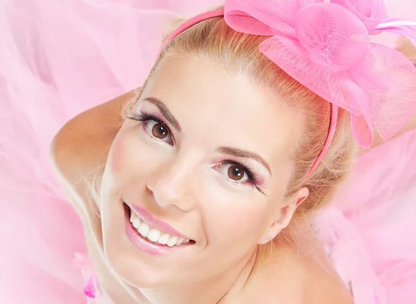 Schöne junge blonde Frau mit hellem Make-up — Stockfoto