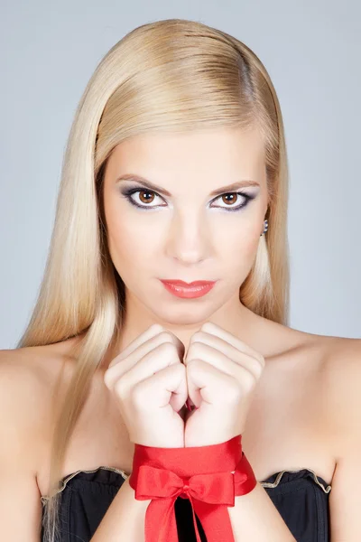 Young beautiful blonde fashion woman posing in studio — Stock Photo, Image