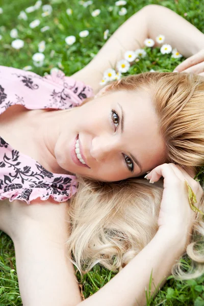 Young woman relaxing on a meadow — Stock Photo, Image