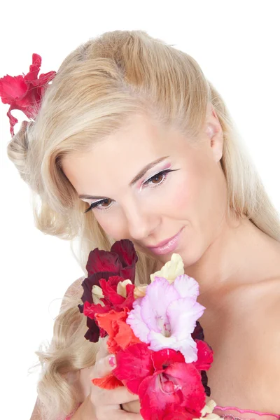 Piękna młoda kobieta z kwiatami w rękach — Zdjęcie stockowe