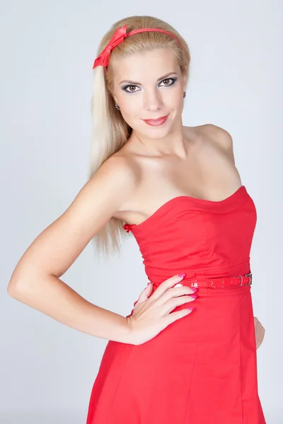 Unga vackra blonda mode kvinna poserar i studio — Stockfoto
