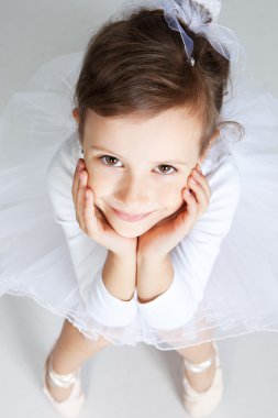 güzel küçük dansçı, beyaz elbiseli balerin