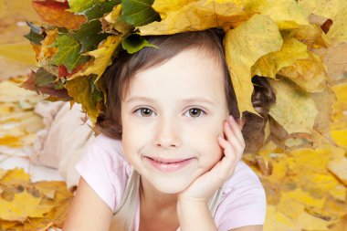 sevimli gülümseyen kız sonbahar yaprakları