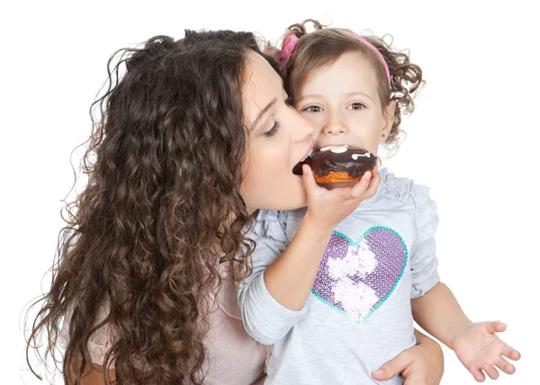 Foto de mãe feliz e menina com donut de chocolate — Fotografia de Stock