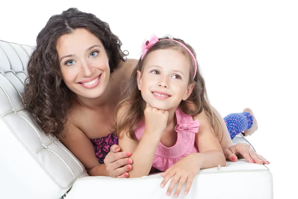 Madre feliz con hija pequeña — Foto de Stock