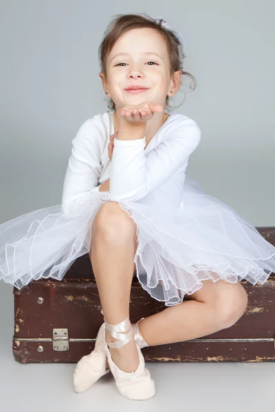 Schöne kleine Tänzerin, Ballerina im weißen Kleid — Stockfoto