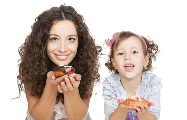 Foto van gelukkige moeder en meisje met kleurrijke donuts — Stockfoto