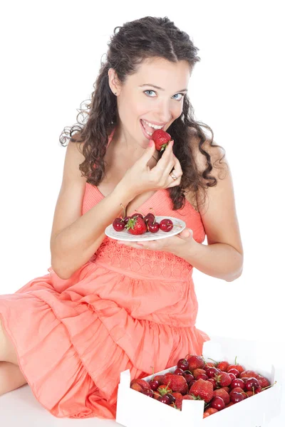 Vacker ung kvinna med jordgubbar och körsbär — Stockfoto