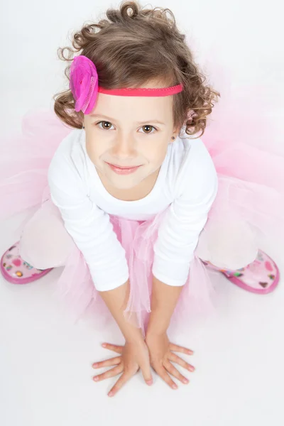Lilla prinsessan flicka sitter på golvet — Stockfoto