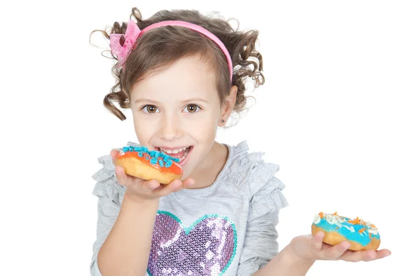 Retrato de niña emocionalmente pequeña con rosquillas sobre blanco — Foto de Stock