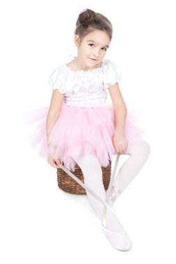 güzel küçük dansçı, beyaz üzerine pembe elbiseli balerin