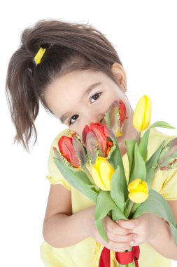 güzel küçük bir kız bir buket beyaz laleler