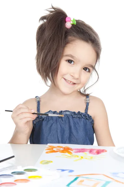 绘图在桌边的小黑发女孩 — 图库照片