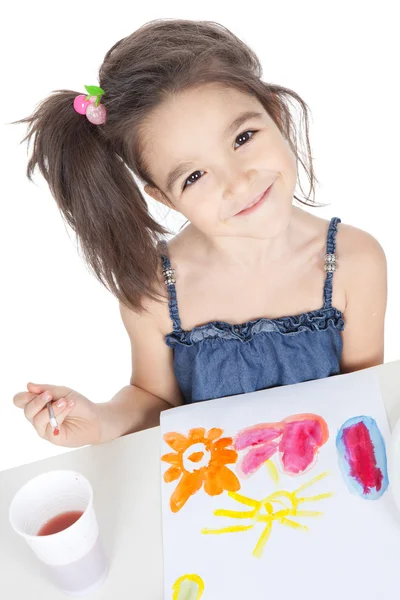 Маленька брюнетка дівчинка малює за столом — стокове фото