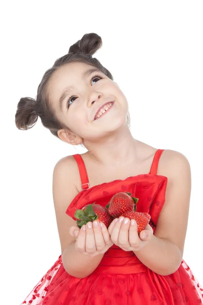 Bambina con fragola su sfondo bianco — Foto Stock