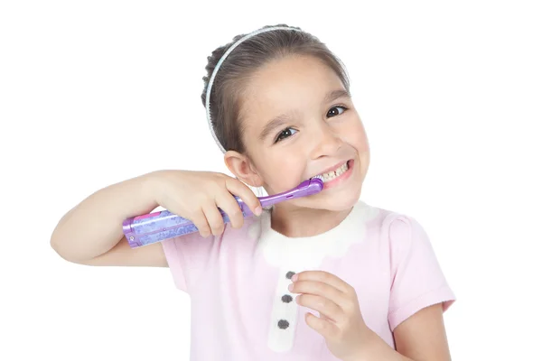 Küçük kız dişlerini fırçalıyor.