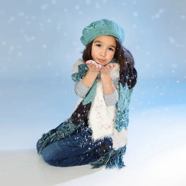 Inverno ragazza soffiando neve — Foto Stock