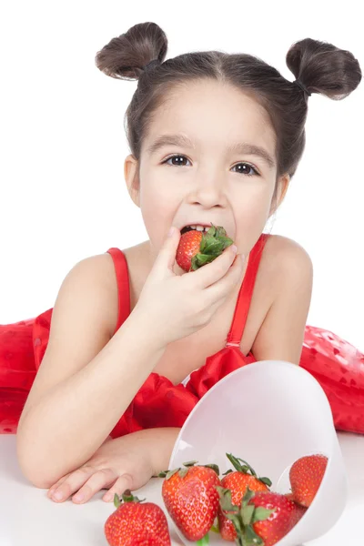 Meisje met aardbei op witte achtergrond — Stockfoto