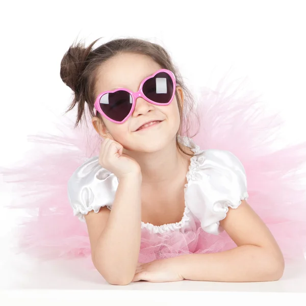 beyaz üzerine pembe elbiseli gözlüklü küçük kızla