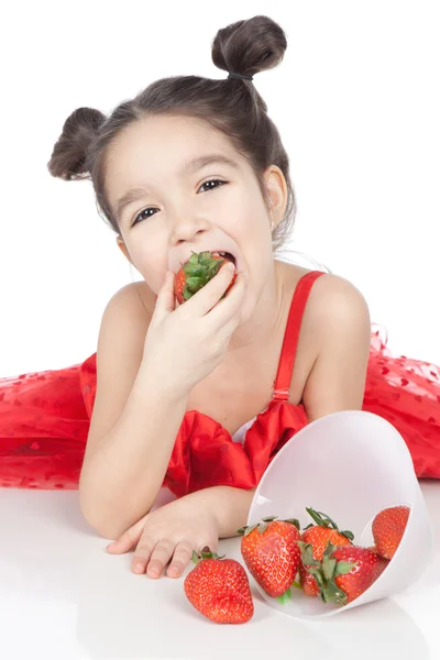 Menina com morango no fundo branco — Fotografia de Stock