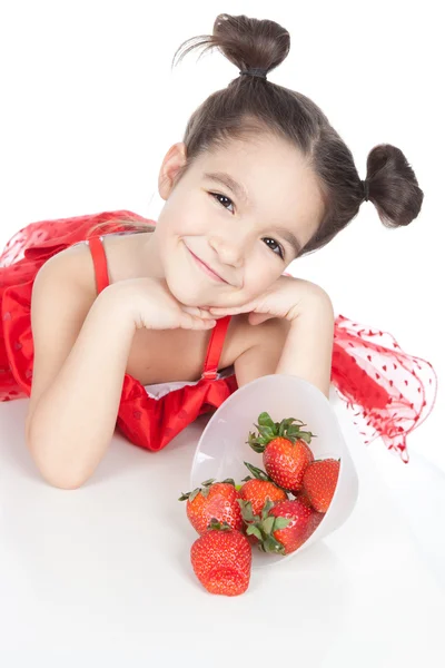 Bambina con fragola su sfondo bianco — Foto Stock