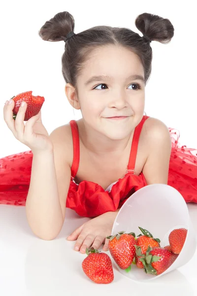 Menina com morango no fundo branco — Fotografia de Stock