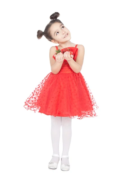Bambina con fragola su sfondo bianco — Foto Stock