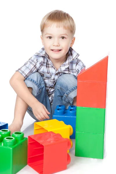 Retrato de niño emocionalmente juega con bloques de construcción sobre whit —  Fotos de Stock