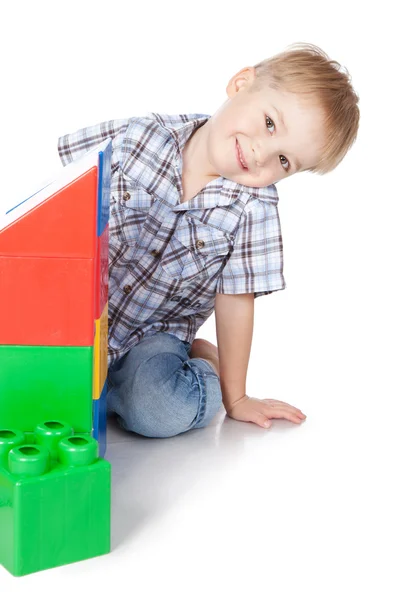 Retrato de niño emocionalmente sobre blanco — Foto de Stock