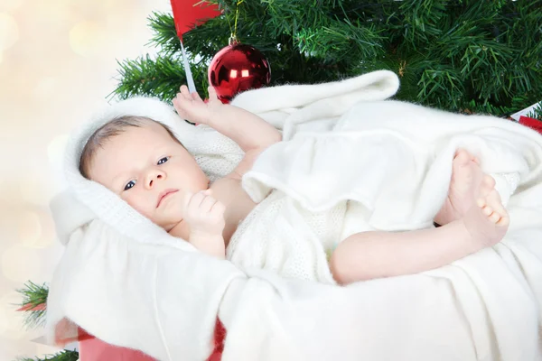 Neugeborenes Baby im Geschenkkarton — Stockfoto