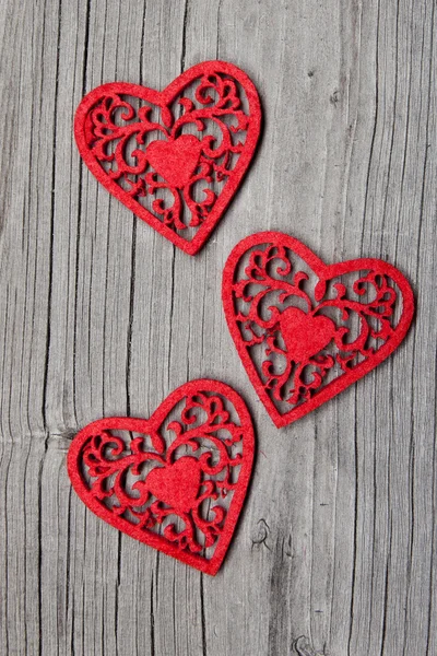 Drei Herzen auf Holzgrund — Stockfoto