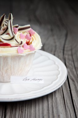 bir tablo üzerinde vanilyalı kek cupcake