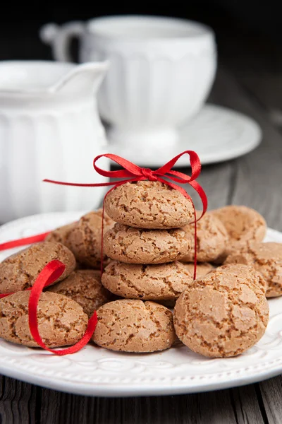 Xícara de chá e biscoitos no fundo de madeira — Fotografia de Stock