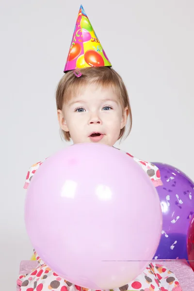 Kleines Mädchen mit Luftballons im Atelier — Stockfoto