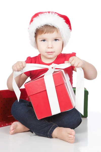 Imagen de niño divertido abriendo regalo de Navidad sobre blanco — Foto de Stock