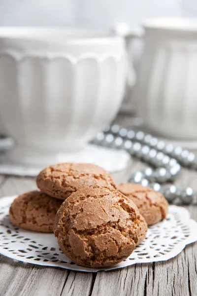 Taza de café o té y galletas sobre fondo de madera — Foto de Stock