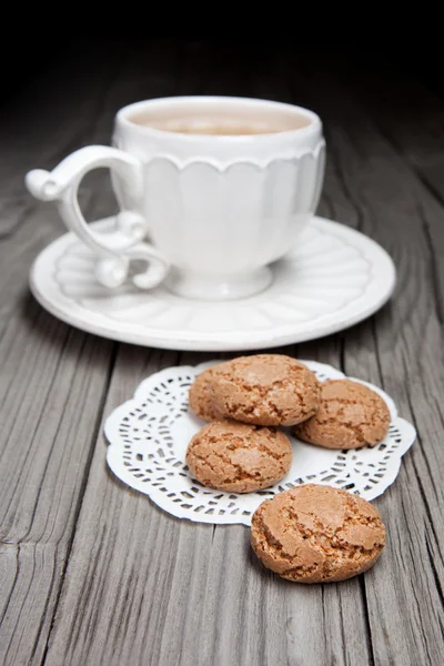 Šálek čaje a sušenky na dřevěném pozadí — Stock fotografie