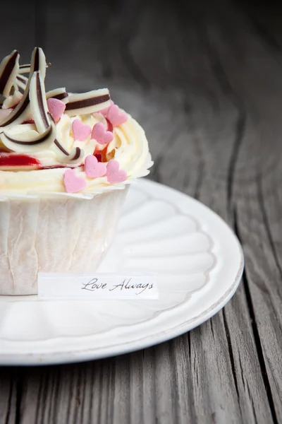 Magdalena de vainilla cupcake en una mesa — Foto de Stock