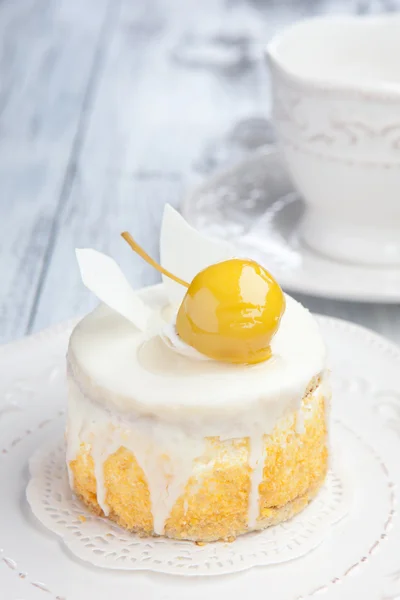 Sweet cake with cup of tea on white wooden table — Stock Photo, Image