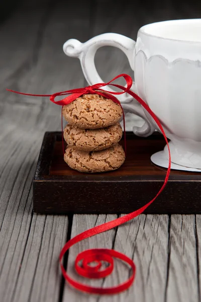 Taza de té y galletas sobre fondo de madera —  Fotos de Stock