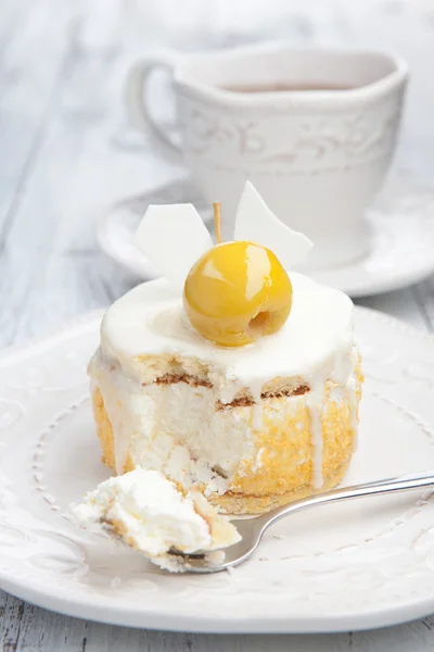 Sweet cake with cup of tea on white wooden table — Stock Photo, Image