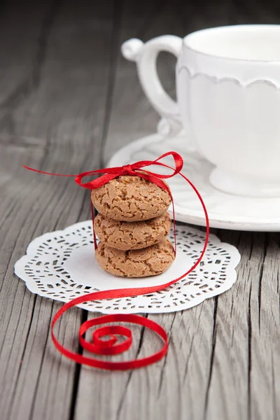 Kopp te och kakor på trä bakgrund — Stockfoto