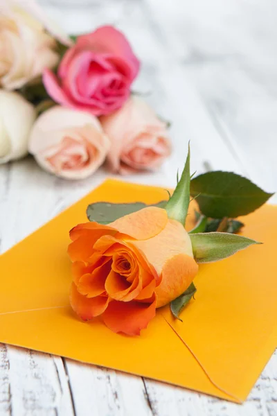 Çiçek ve bir mektup — Stok fotoğraf
