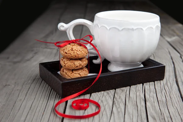 Taza de té y galletas sobre fondo de madera —  Fotos de Stock