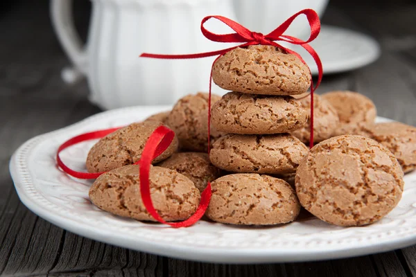 Biscoitos saborosos no fundo de madeira — Fotografia de Stock