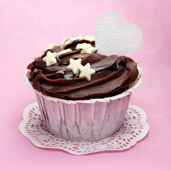 Cupcake al cioccolato su un tavolo rosa — Foto Stock