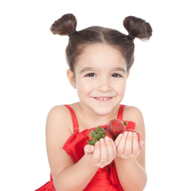 küçük kız beyaz zemin üzerine çilek ile