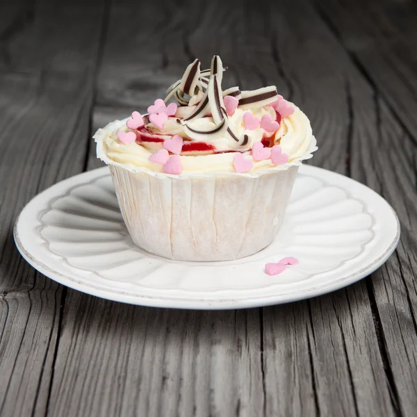 Cupcake waniliowy ciastko na stole — Zdjęcie stockowe